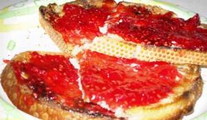 Yummy raspberry jam on my morning toast